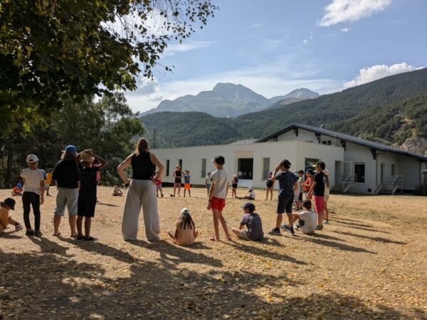 Groupe d'enfants avec leurs animateurs lors d'un grand jeu
