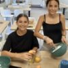 Deux jeunes filles entrai de pâtisser au centre de vacances de Neige et soleil