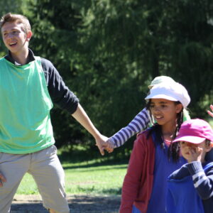 Animateur avec des petits enfants