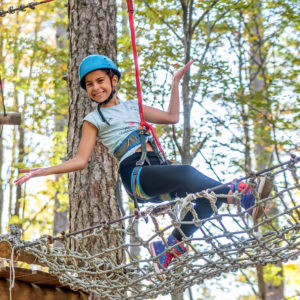 activité accrobranche fille souriante Val Cenis Neige et Soleil