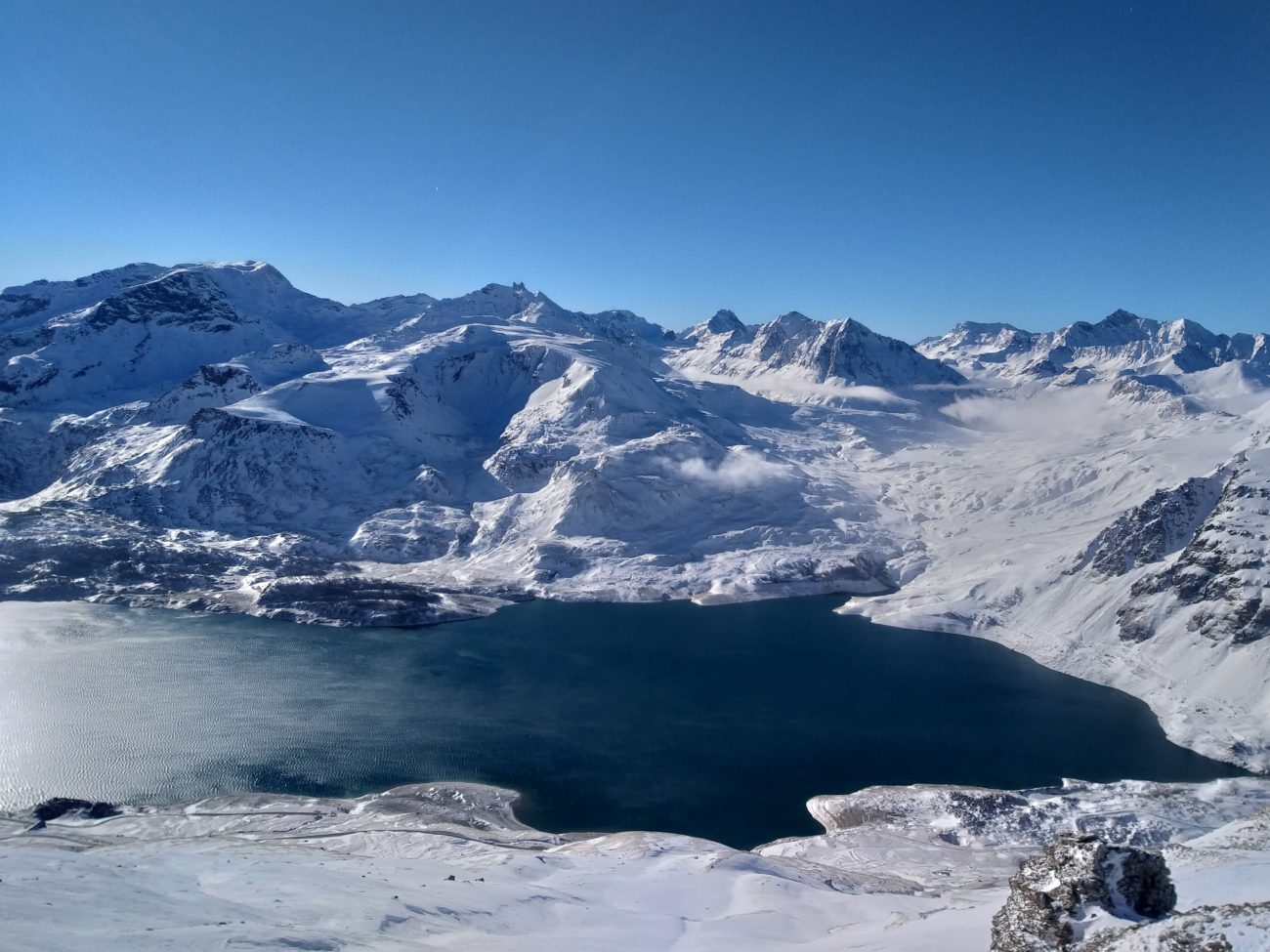Magnifique lac enneigé à Val Cenis. À découvrir en séjournant chez Neige et Soleil.