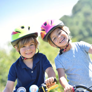 Enfants qui font du vélo pendant une colonie de vacances