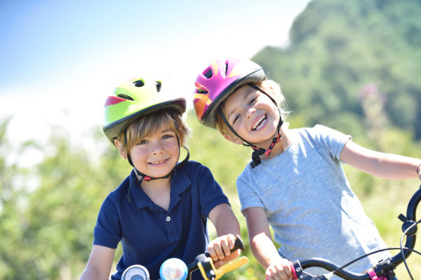 Enfants qui font du vélo pendant une colonie de vacances
