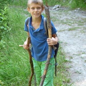 Enfant en centre de vacances parti en balade dans la montagne en Haute Maurienne