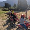 Groupe d'ados en pleine seance de moto cross ados pour debutants