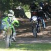 trois ados sur une moto cross pendant leur seance au centre de vacances neige et soleil à Bramans