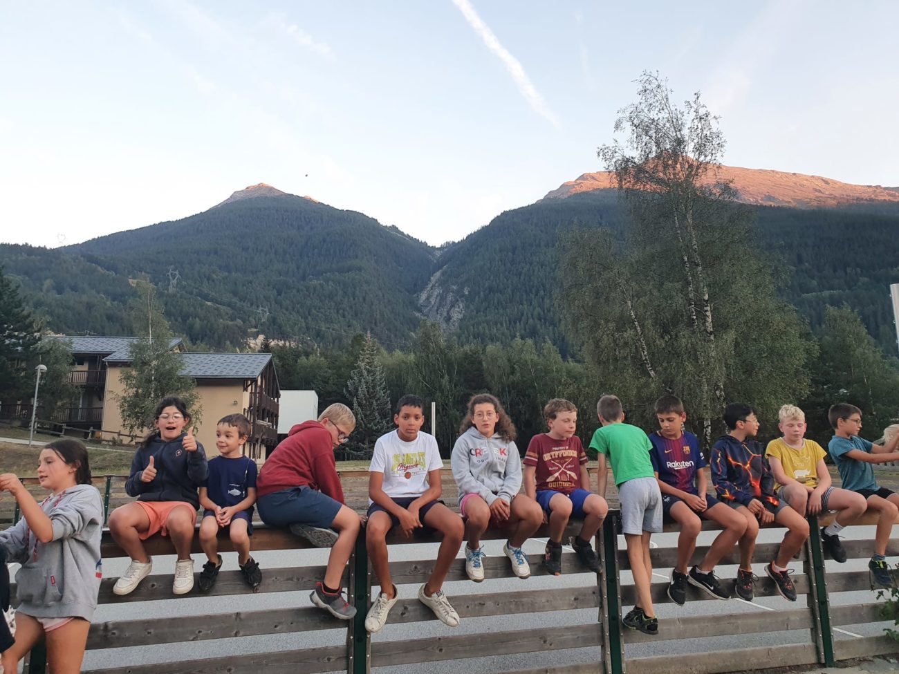 enfants à la montagne pour les vacances d'été : que mettre dans sa valise ?