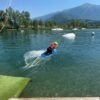 Un ado est entrain de faire l'activite wakeboard au Wam Parc en Savoie