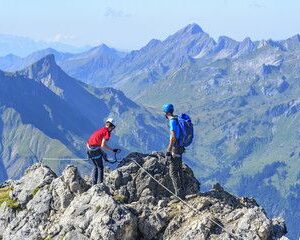 Ados au sommet de la montagne