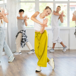 Groupe d'ados en seance Hip Hop au centre de vacances Neige et Soleil