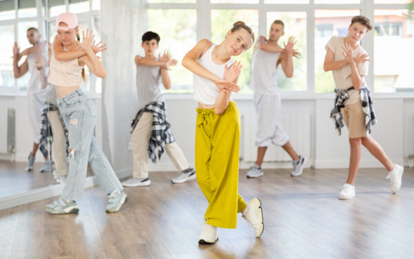 Groupe d'ados en seance Hip Hop au centre de vacances Neige et Soleil