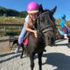 Jeune fille sur son poney lors de sa seance au centre equestre de la colo Neige et Soleil de Bramans
