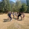 Groupe d'ados en plein jeu d'equipe exterieur