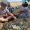 Creation par un petit garcon d'un land'Art à la colo