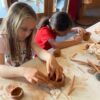 Deux jeunes filles en pleine creation lors d'un atelier poterie à la colo