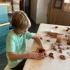 Petit garcon en pleine creation en poterie à Bramans