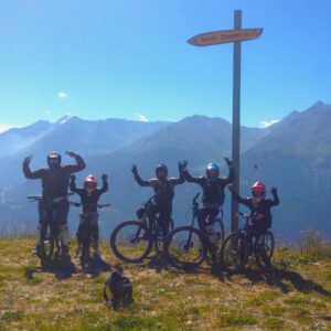 Groupe de VTT au sommet de la montagne