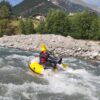 Adolescent en pleine activite river tubing avec la colonie de vacances Neige et Soleil de Bramans