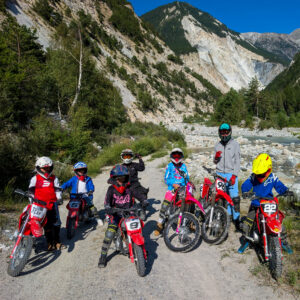Groupe d'enfants en moto par la riviere