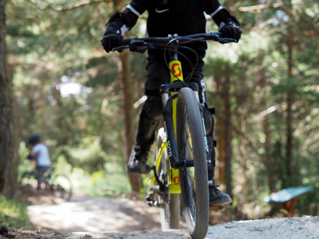 enfant faisant du VTT lors de son stage chez Neige et Soleil avec notre partenaire L.A. Bike School à Val Cenis / Aussois