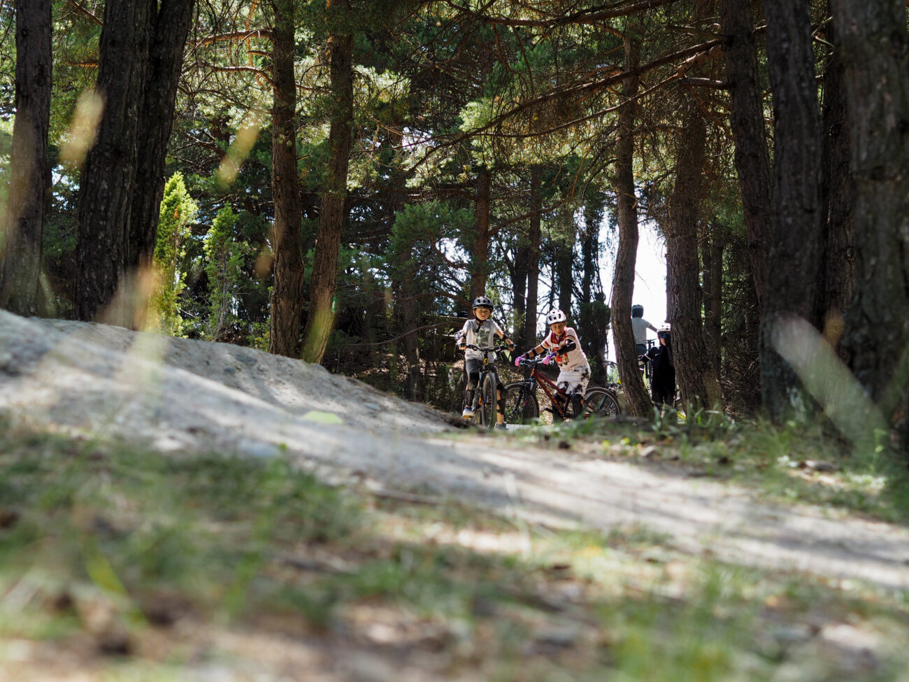 Stage de VTT pour enfant à Val Cenis / Aussois avec Neige et Soleil : les enfants découvre le circuit "dirt" d'Aussois pendant leur séjour en colonie de vacances